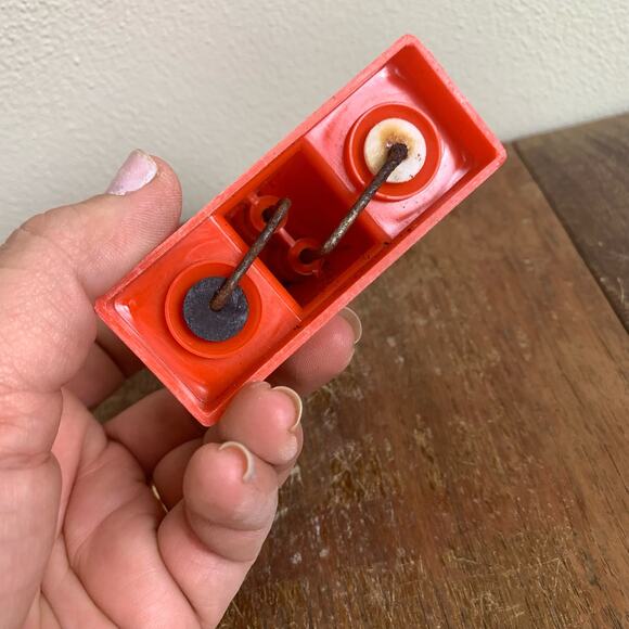 Vintage Lucite Pig Chef's Salt & Pepper Push Button Orange Dispenser - Picture 8 of 10